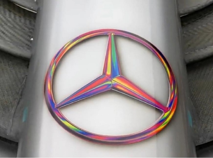 Mercedes hưởng ứng "Pride Month": cầu vồng bao phủ trên Logo những chiếc xe đua công thức 1