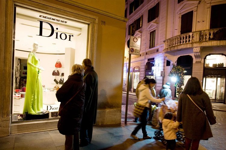 Dior đòi Valentino bồi thường 101.000 USD vì tụ tập cản trở kinh doanh