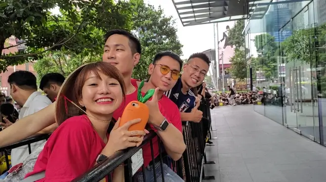 Người Việt xếp hàng dài chờ mua sớm Iphone 14