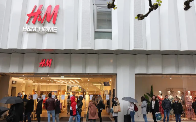 Người tiêu dùng xếp hàng tại một của hàng thời trang H&M ở Moscow