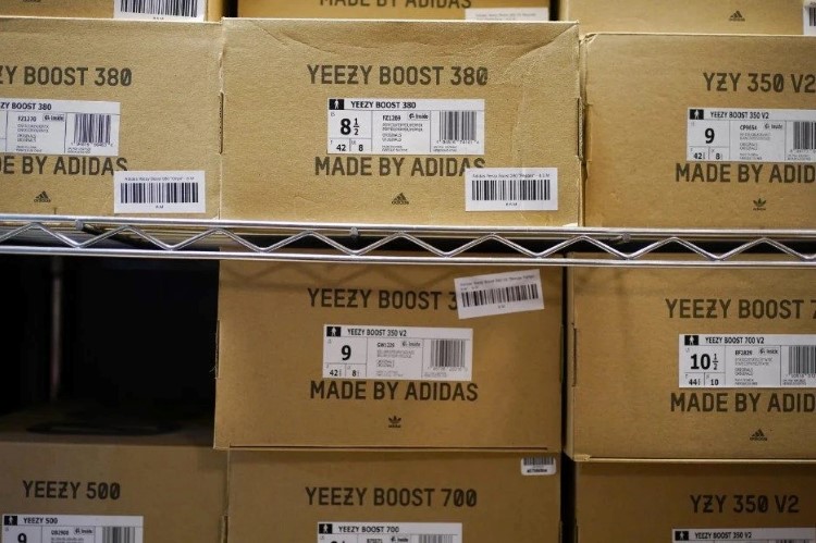 Hàng triệu đôi giày Yeezy bị tồn kho