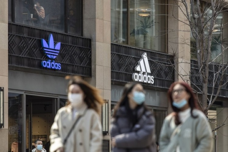 Nhiều cửa hàng Adidas ở Trung Quốc bị thu hẹp, vắng khách